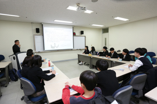 수원대학교가 지난 11일부터 고교생들이 꿈과 진로를 탐색하고자 학기 중 정규 수업을 마치고 주중 저녁 시간을 활용해 대학 강좌를 수강하는 '경기꿈의대학'을 도입했다. 경기꿈의대학은 도교육청과 업무협약을 맺은 대학에서 고등학생을 대상으로 특별 개설한 강좌를 학생 희망 선택에 의해 수강하고, 자기 주도적 진로 개척 및 학습 역량을 신장하는 교육프로그램이다. 수원대 제공